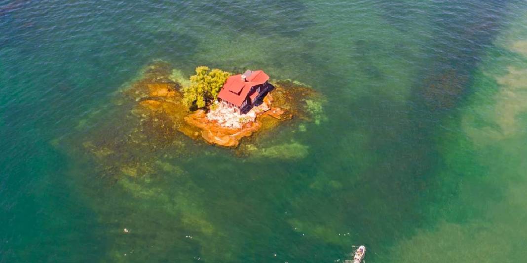 Google Maps’te bile zor görünüyor! Dünyanın en küçük adası: 1 ev ve 1 ağaçtan oluşuyor 3